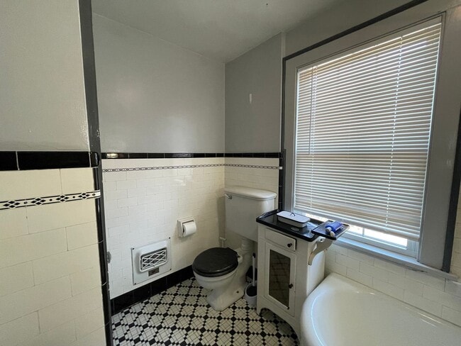 Building Photo - Spacious 3 Bedroom Single Family Home with...