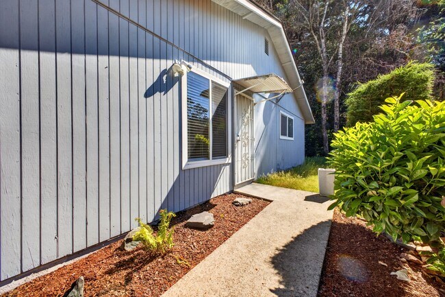 Building Photo - Newly Renovated 2 Bedroom / 1 Bathroom Duplex in Lakewood