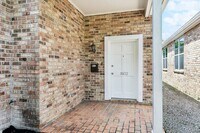 Building Photo - Uptown Rental: 2BR Duplex with Parking and Yard