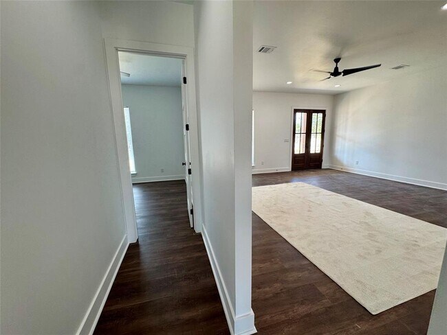 Building Photo - 1353 Red Town Rd