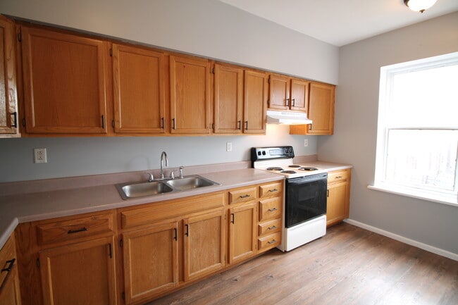 Building Photo - 3 School St