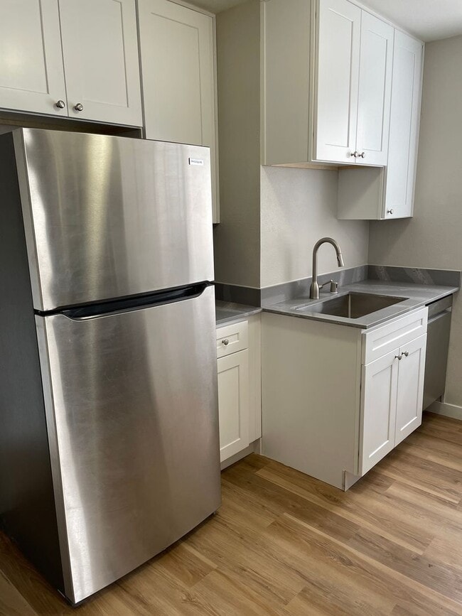 Building Photo - Top Floor - 1BD/ 1BA- Fully Renovated!!