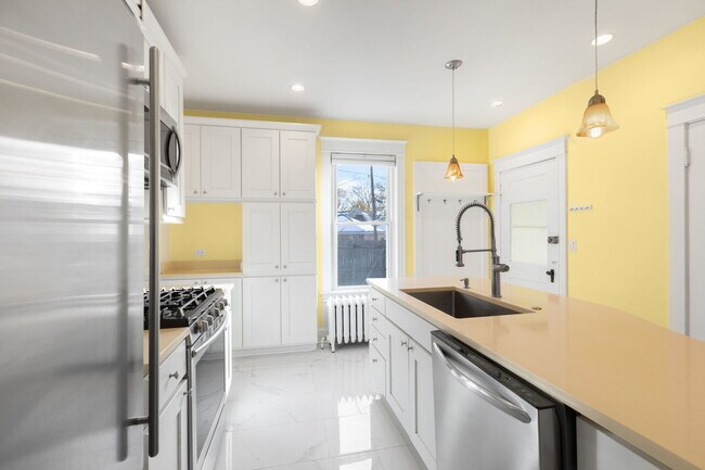 Building Photo - 331 Granby Rd