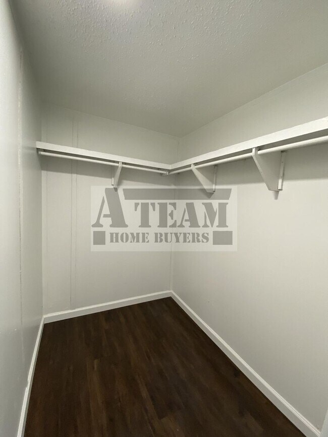 Building Photo - Fully Remodeled 3 Bed 2 Bath on Large lot.