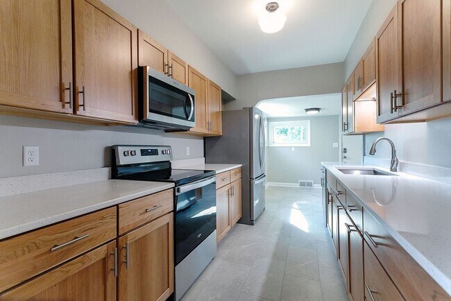 Building Photo - Updated 5 bedroom 2 bath single family house