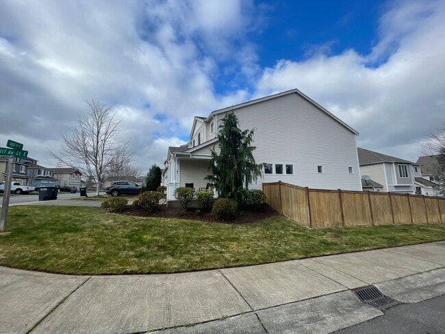 Building Photo - Lovely South Hill Home!