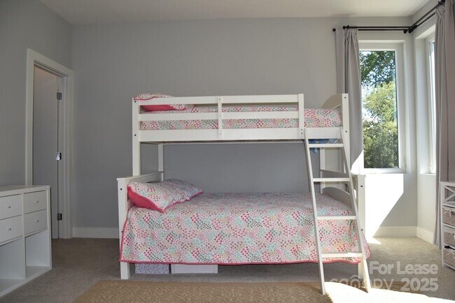 Building Photo - 916 Westbrook Dr