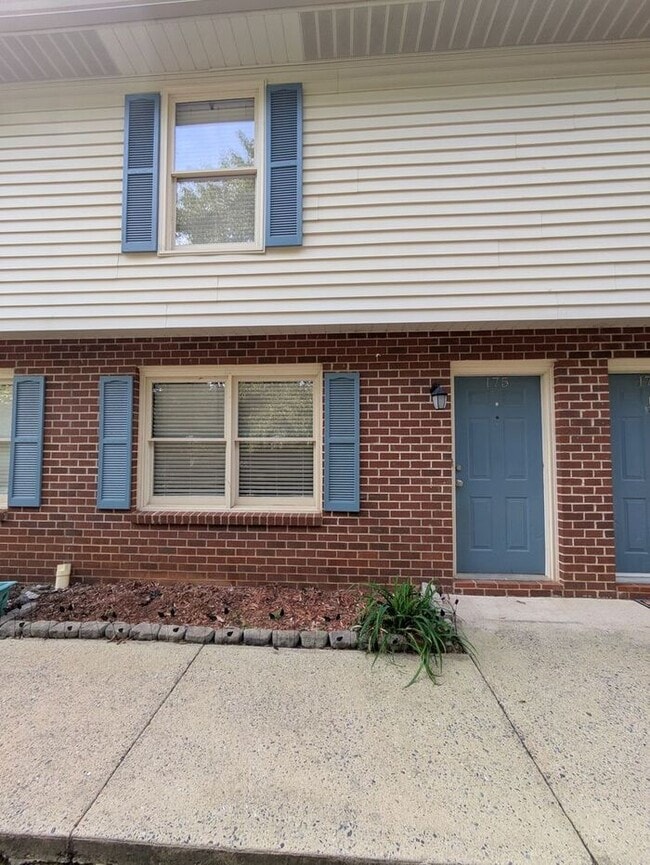 Building Photo - 2BD/1.5BA Townhome in Hickory