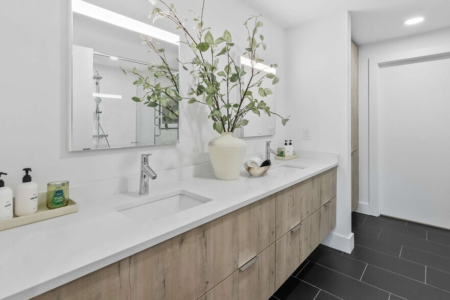 Building Photo - 346 Peters St SW