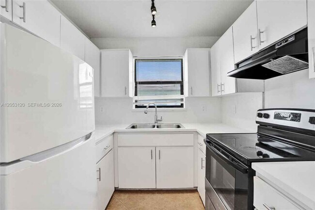 Building Photo - 2120-2122 Thomas St # 2122 HOLLYWOOD, FL 33020