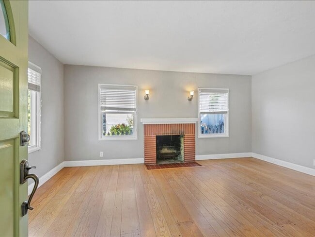 Building Photo - Sunny & Bright Bungalow in King Estates