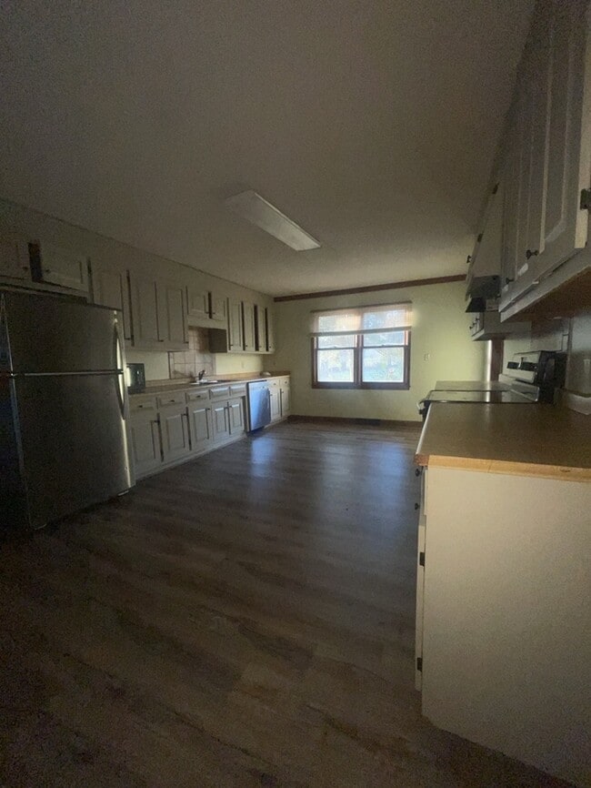 Building Photo - 3 Bedroom 2 Bathroom