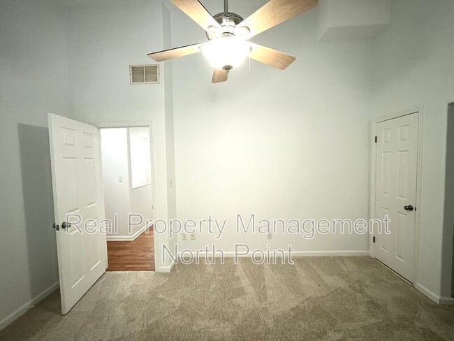 Building Photo - 889 Crew St SW