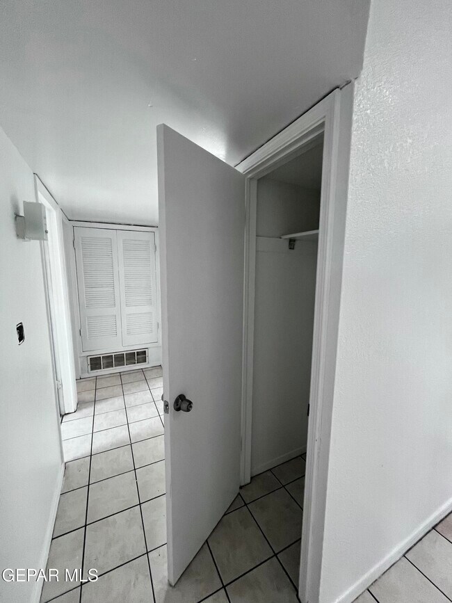 Building Photo - 5524 Oakbriar Cir