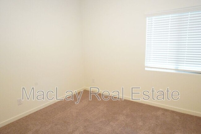Building Photo - 680 N Crowned Dove Trail
