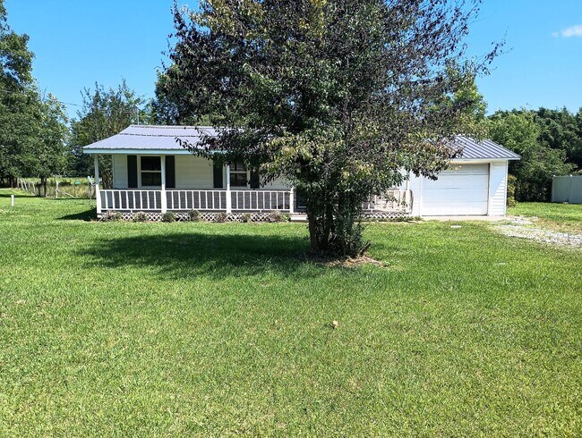 Building Photo - TERRIFIC STARTER HOME in Hartselle!