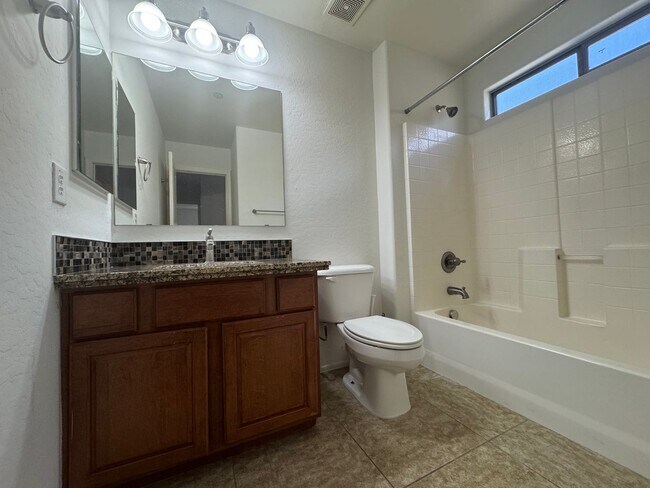 Building Photo - 4 BEDROOM HOME IN POWER RANCH