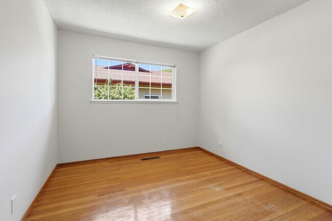 Building Photo - What a Great Home! Available Now!