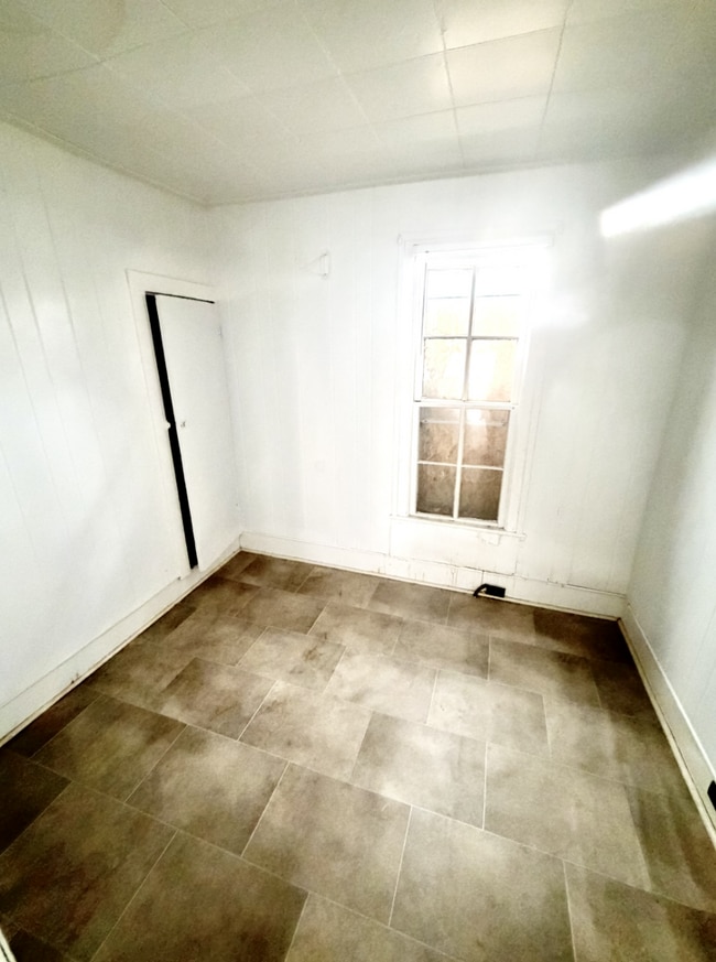 Building Photo - 3 Bedroom - 1 Bath Home WITH PROMO: ONE MONTH FREE!