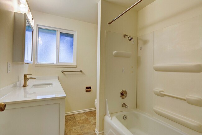 Building Photo - 830 SW 6th Ave