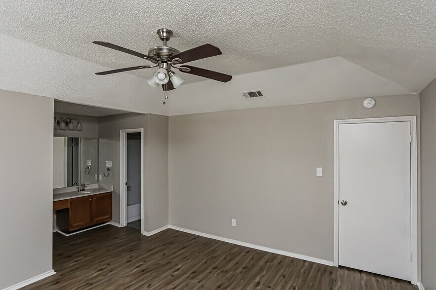 Building Photo - 2618 San Saba St