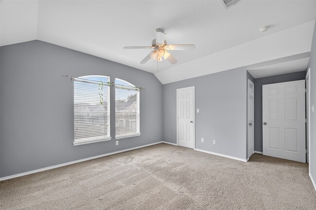 Building Photo - 6915 Woodridge Row Dr