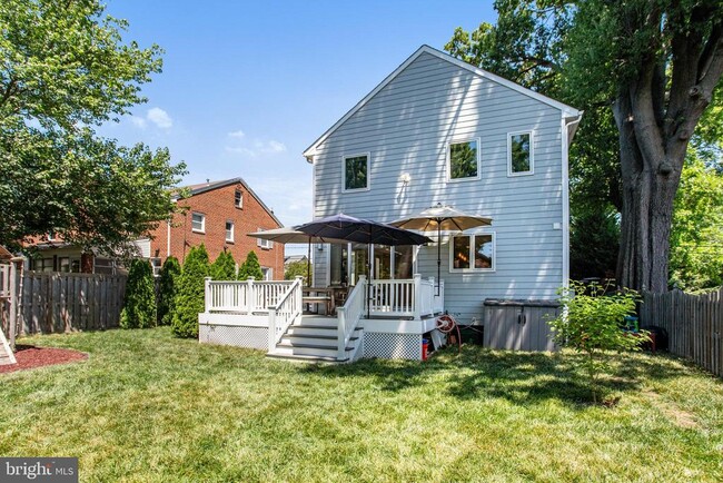 Building Photo - 305 E Raymond Ave