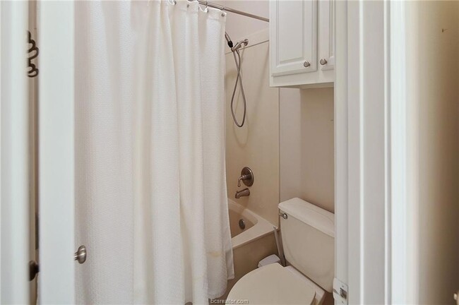 Building Photo - 200 Karten Ln