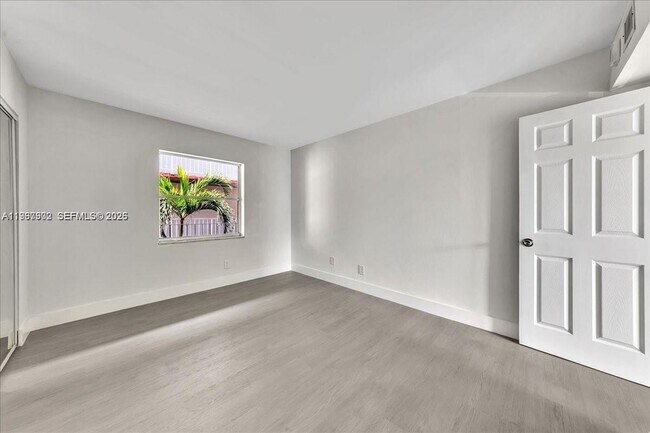 Building Photo - 1750 W 46th St