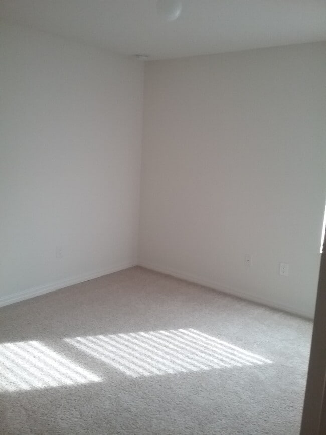 Building Photo - 3 Bedroom 2.5 Bath Townhouse in Turtle Cre...