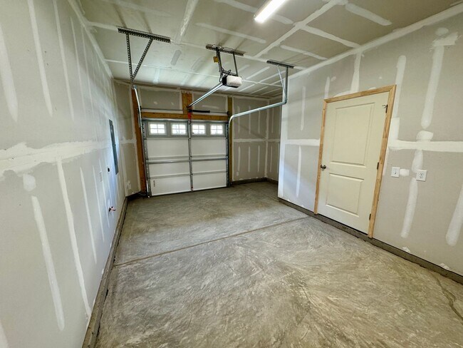 Building Photo - Brand New 3BR/3.5 Bath Townhouse in South ...
