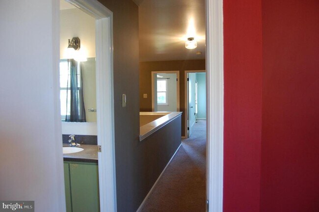 Building Photo - 131 Red Haven Dr
