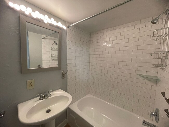 Building Photo - Updated 2 bedroom house for rent in the South Side !