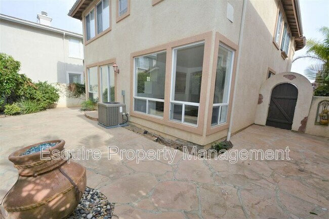 Building Photo - 2861 Golf Villa Way