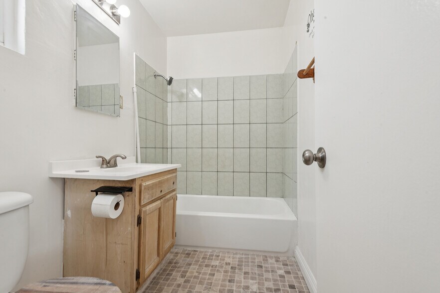 bathroom - 2515 Wabash Ave