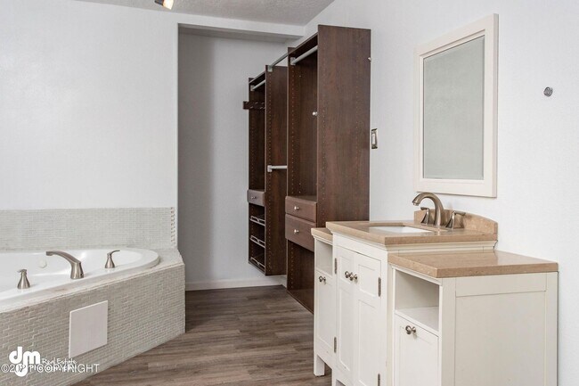 Building Photo - 2230 Candy Pl