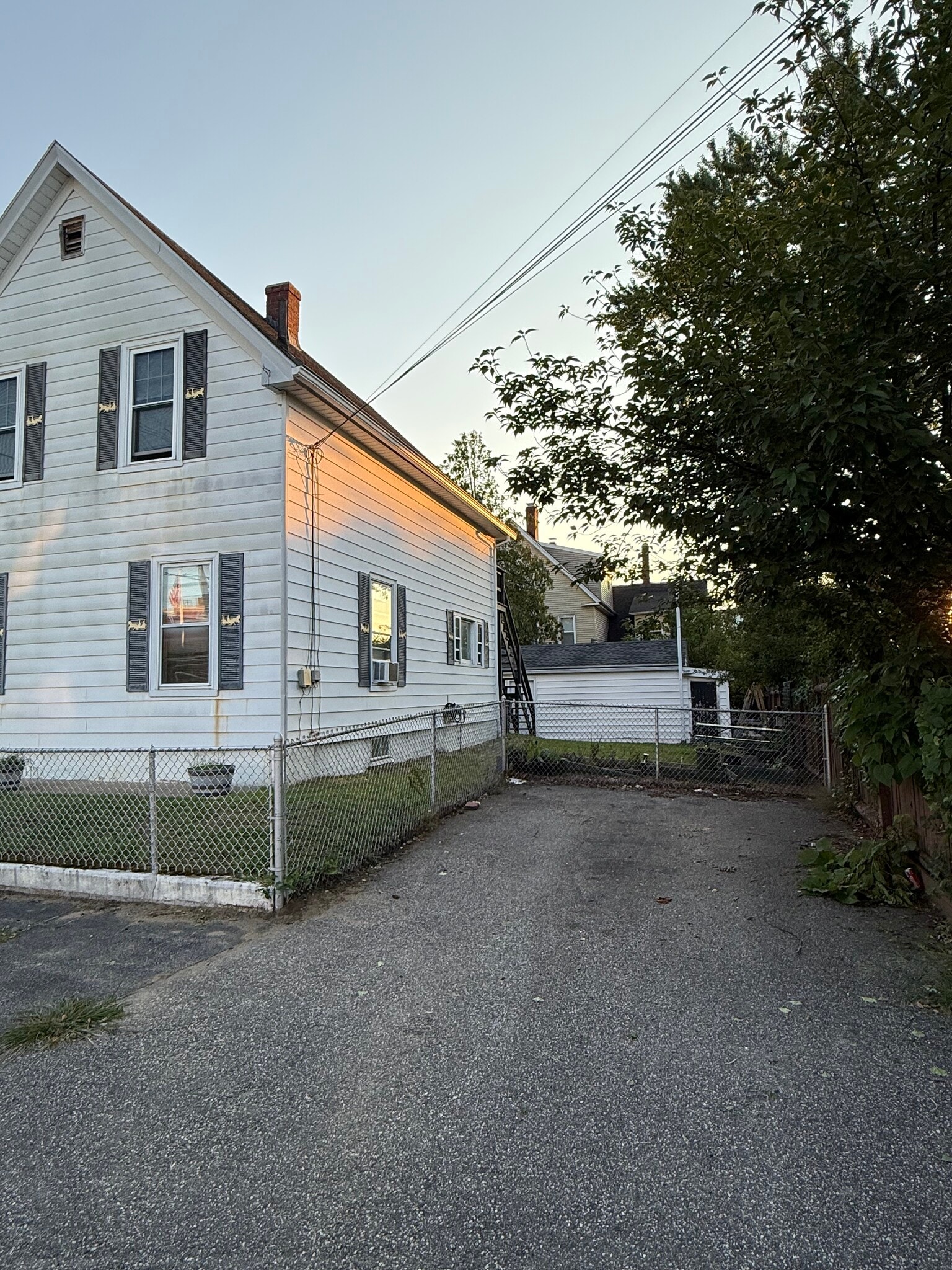 Building Photo - 136 Hall St