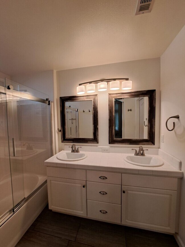 Building Photo - 3-Bedroom 2 Story Home in a Gated Communit...