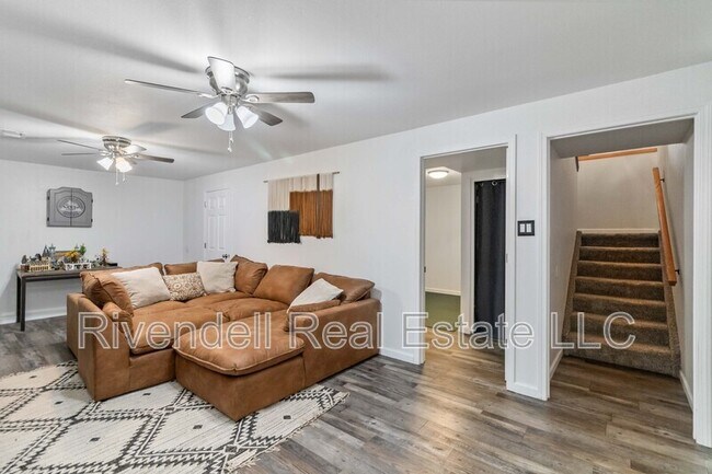 Building Photo - 5766 W Elmhurst Dr