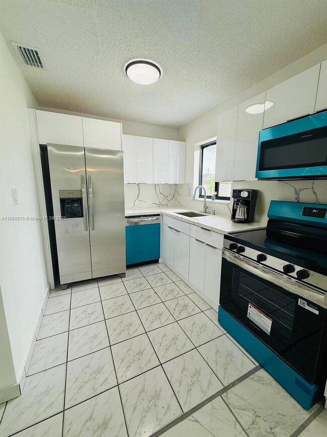 Building Photo - 3320 SW 97th Ave
