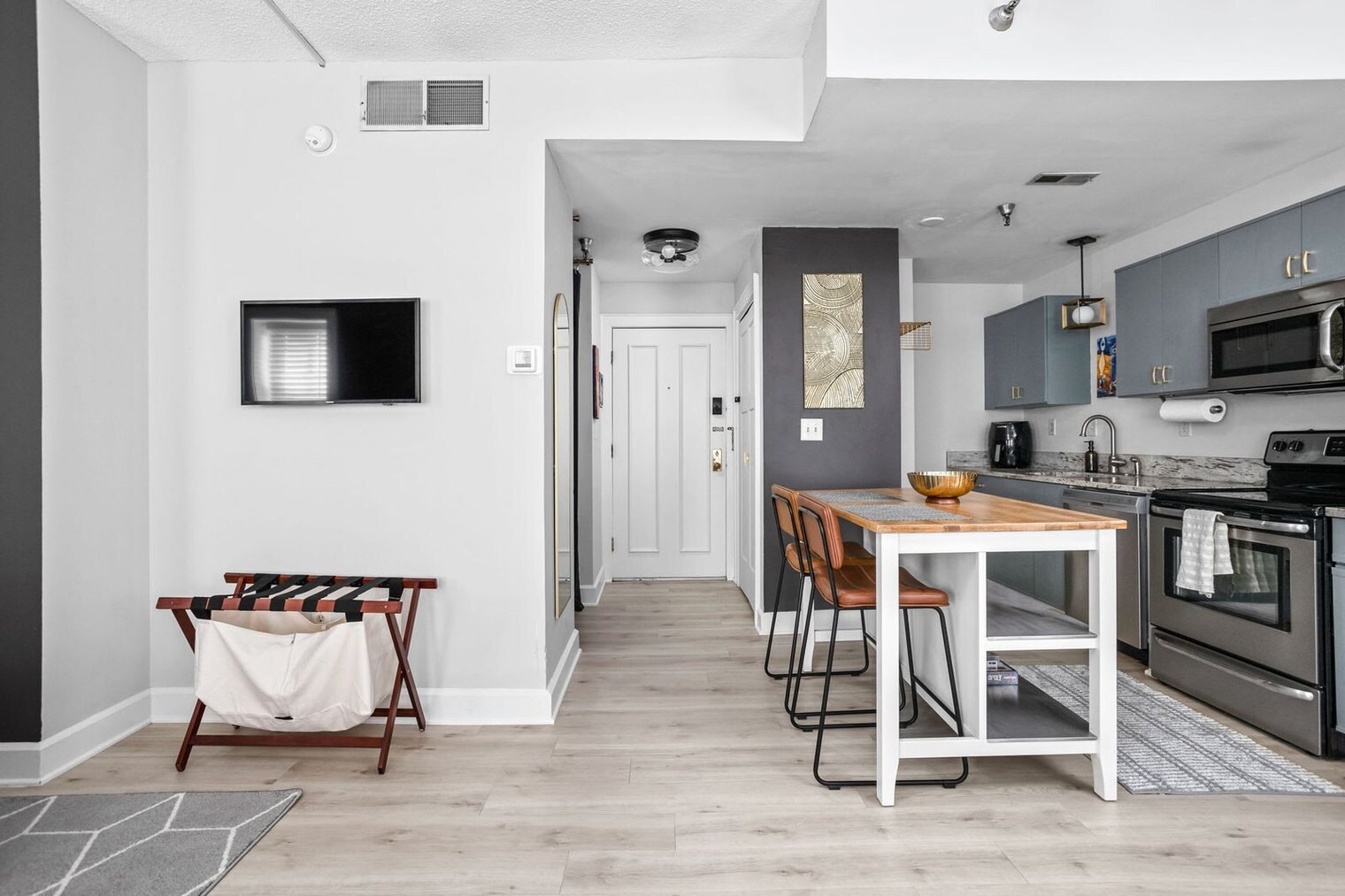 Building Photo - 230 E 9th St