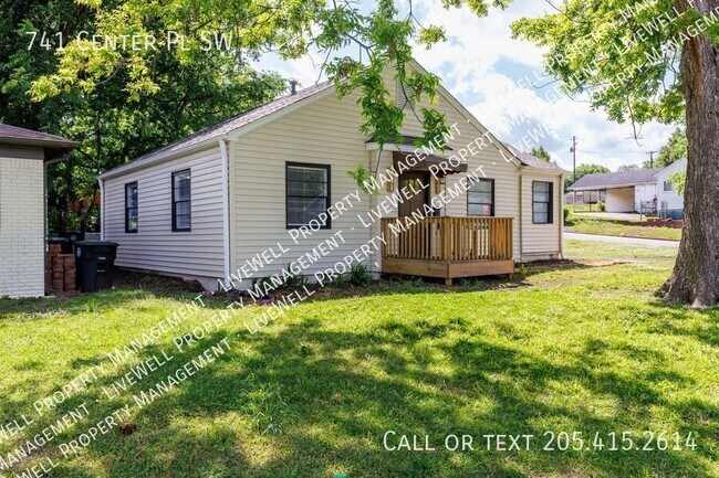 Building Photo - 741 Center Pl SW