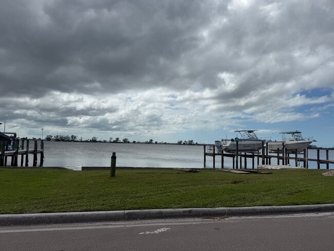 Building Photo - Updated Costal - Style home