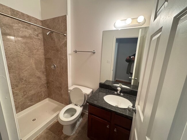 Building Photo - Bright & Spacious 2 Bed / 2 Bath Condo with Hardwood Floors, Granite Kitchen & Walk-In Closets