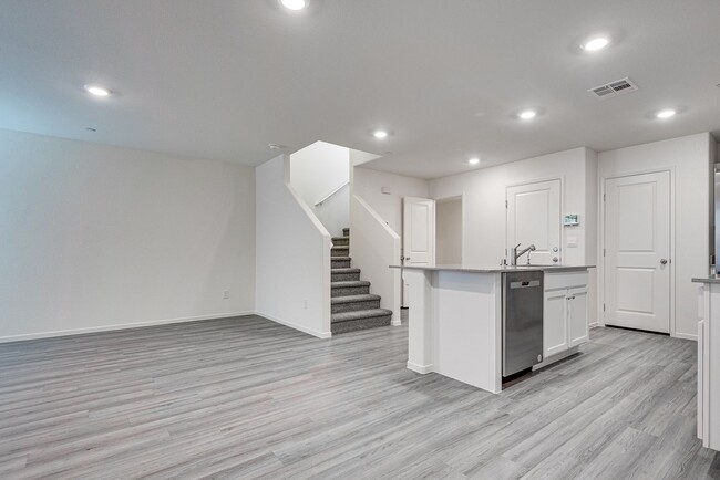 Building Photo - Charming 3-Bedroom Townhome with Smart Hom...