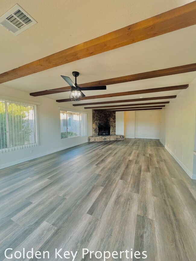 Building Photo - Welcome to this stunning duplex located in beautiful Bonsall!