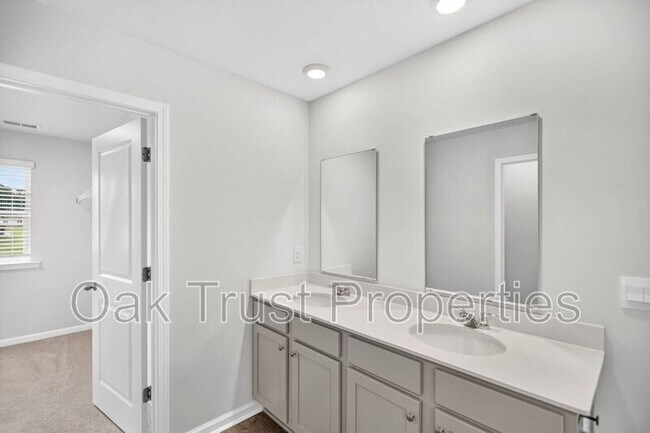 Building Photo - 147 Cloverleaf St