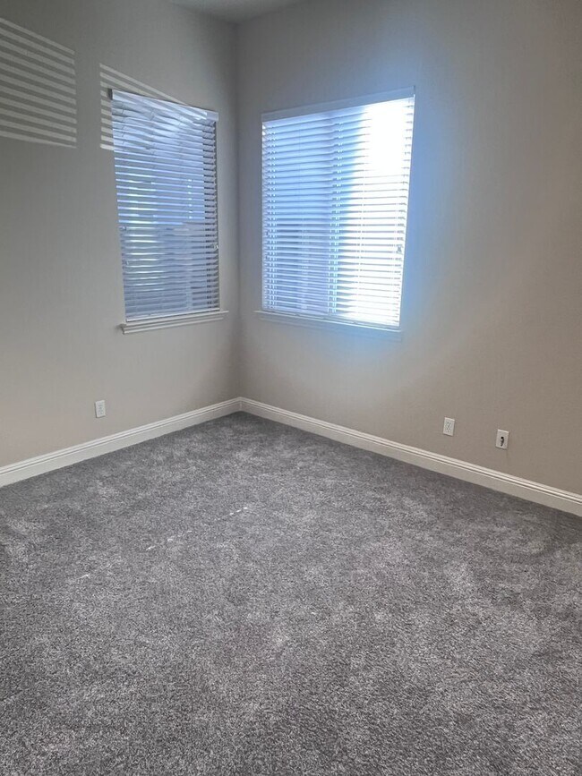 Building Photo - BEAUTIFUL HOME IN ELK GROVE WITH POOL!!