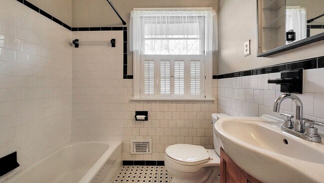 Building Photo - STUNNING 3 bedroom home with a BEAUTIFUL garden in Dumbarton. COME SEE!