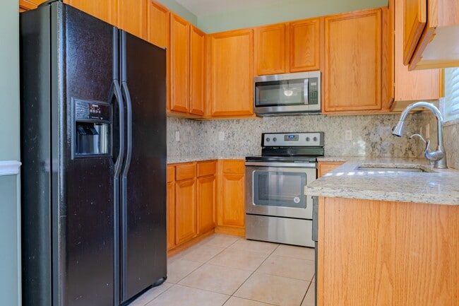 Building Photo - Modern 3-Bed Townhome with Garage & Patio in Casselberry – In-Unit Laundry, Central AC!